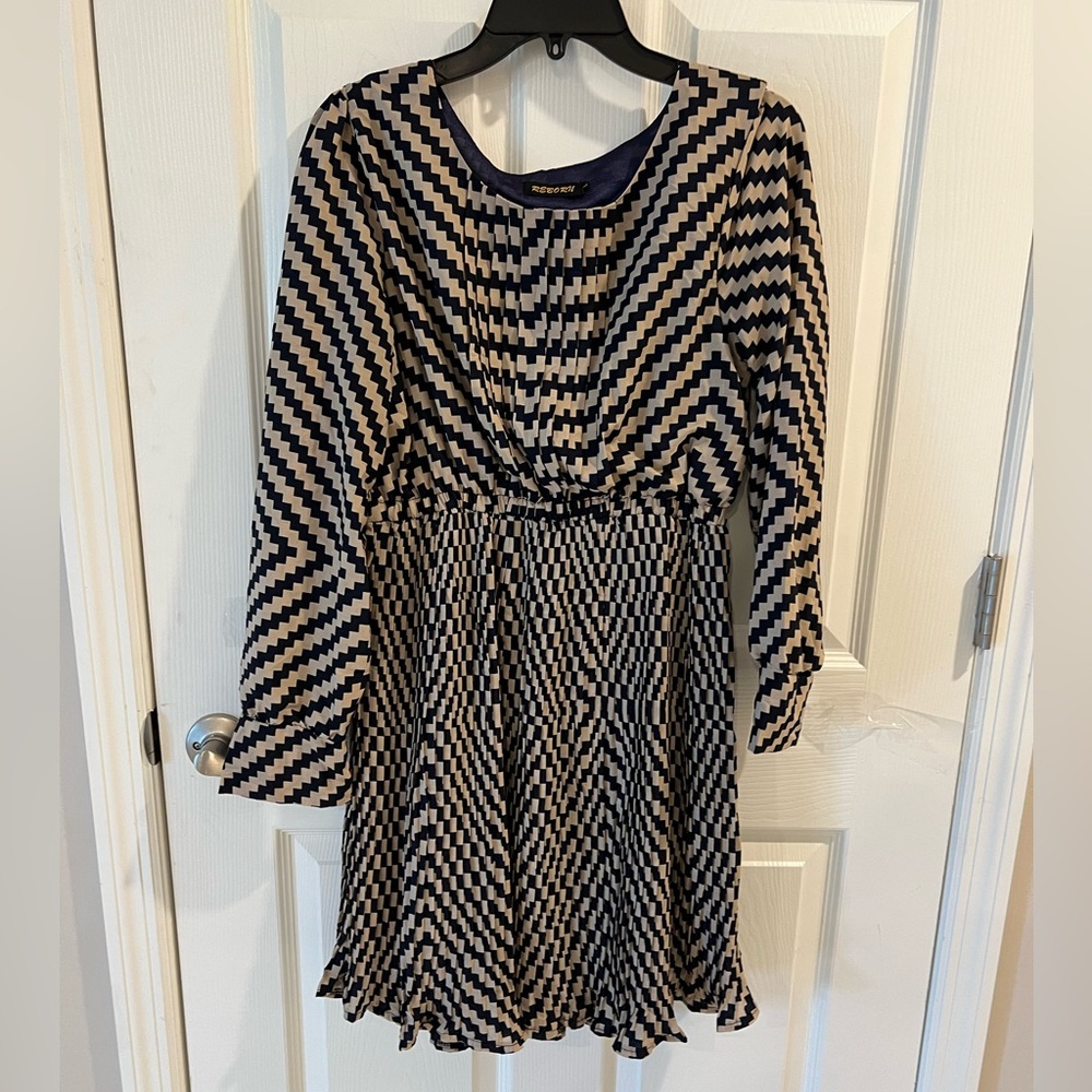 Long sleeve mini dress with cool pattern